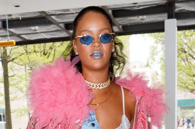 Rihanna kék rúzzsal