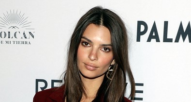 Emily Ratajkowskinak kár volt bikinit felvenni, így is lehetett látni mindenét