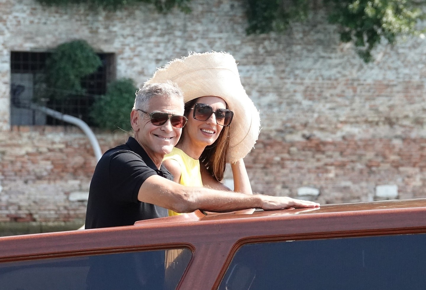 George Clooney és Amal Clooney mindig nagyon természetesen és kedvesen viselkednek a fotósok előtt