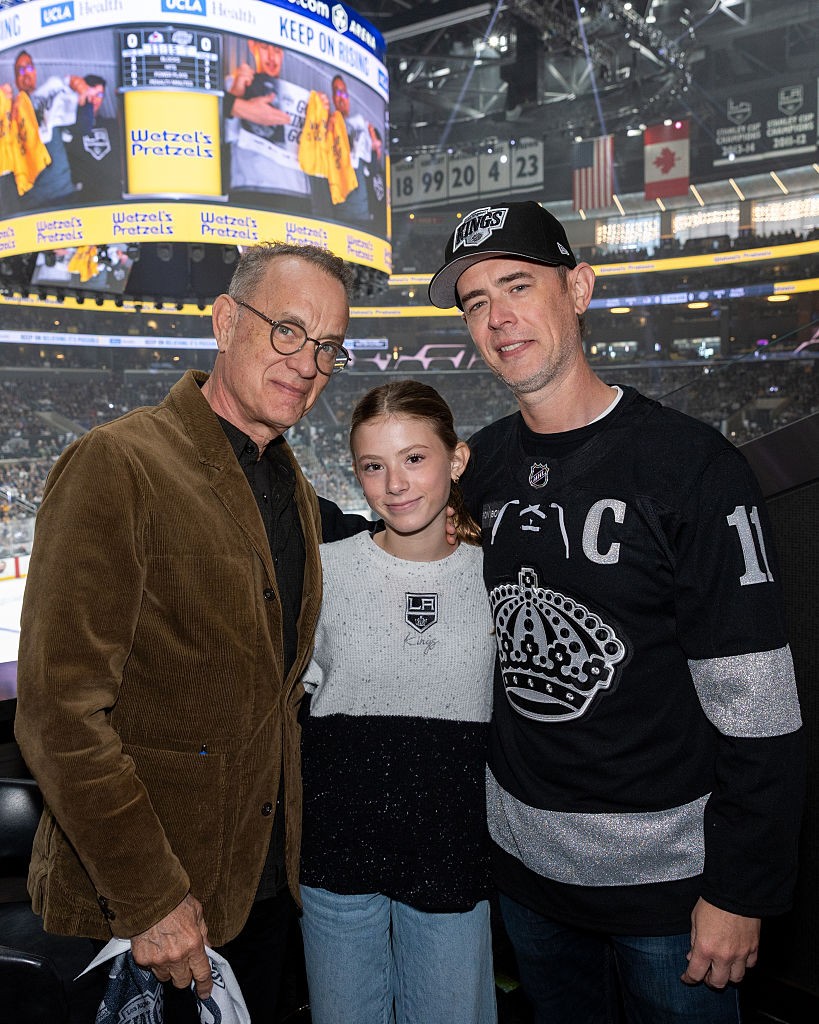 Tom Hanks és fia, Colin Hanks le sem tagadhatnák a köztük lévő hasonlóságot. A páros kétszer szerepelt együtt a képernyőn - a Nyomul a banda és A tökéletlen trükk című filmekben.