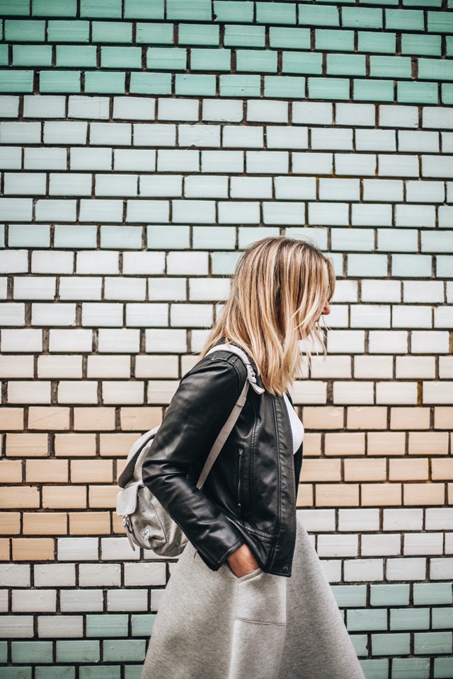 Cakó Kinga előszeretettel viseli az extravagáns ruhákat basic darabokkal