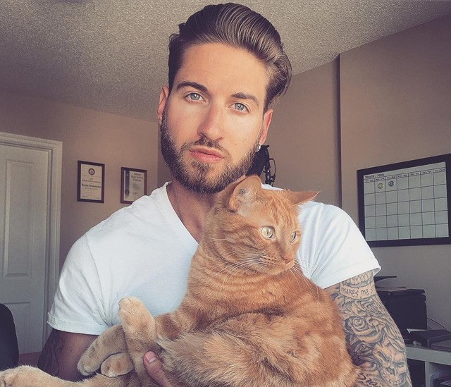 travis, súlyzózik, macskával súlyzózik, intagram