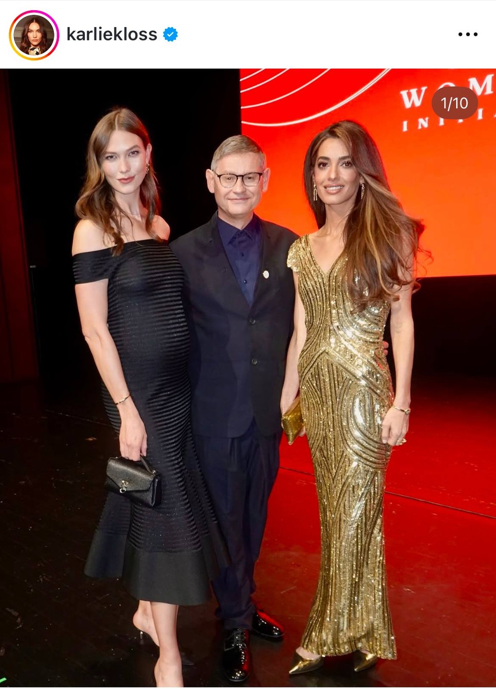 Amal Clooney csak szó szerint ragyog ebben a mesés Alexander McQueen arany ruhában