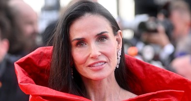Demi Moore tűzpiros ruhában szántotta fel a vörös szőnyeget, ő a cannes-i filmfesztivál koronázatlan királynője 