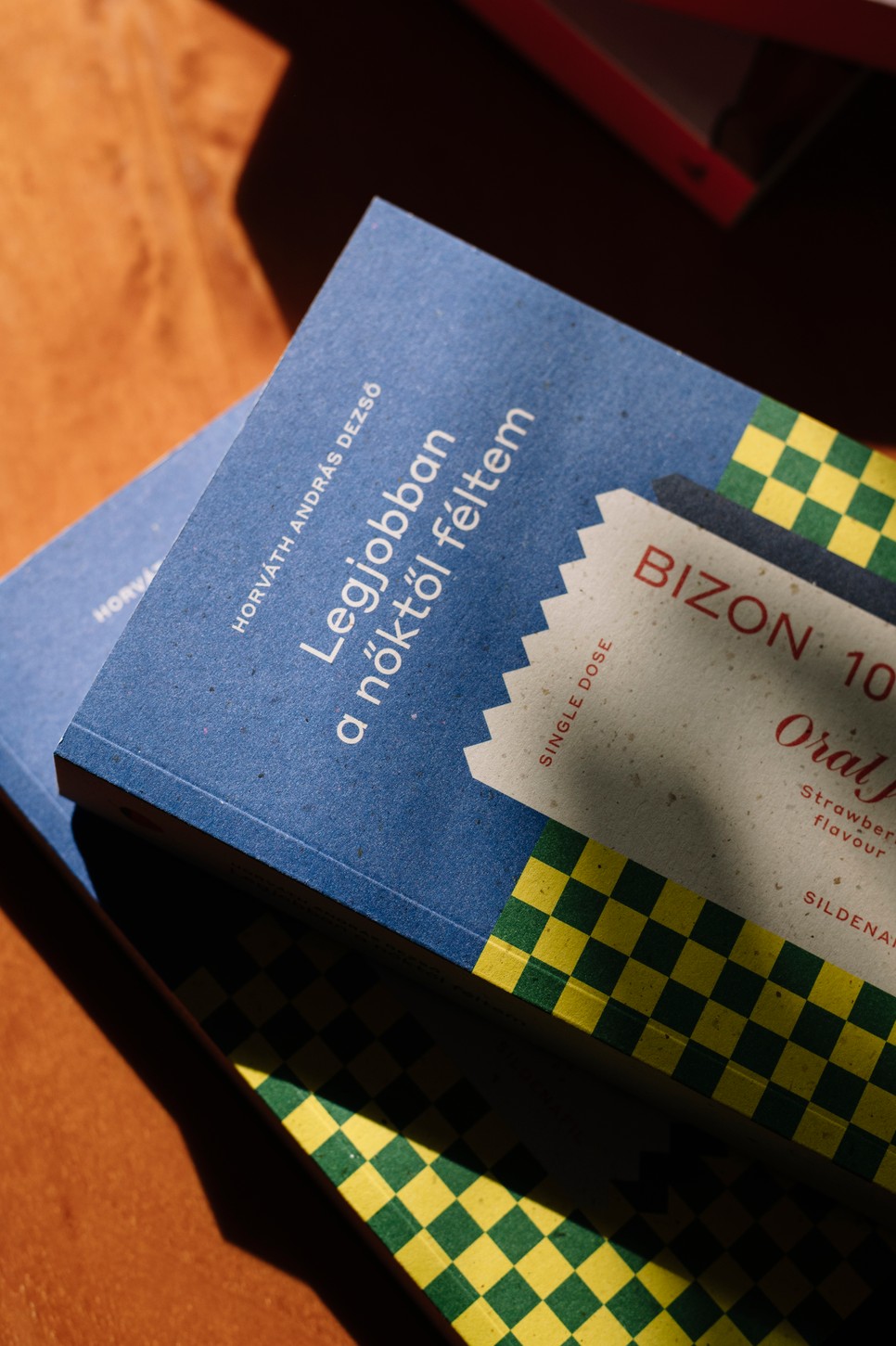 A részben önéletrajzi ihletésű kötet főszereplője egy traumatikus esemény után képtelen lesz szexuális kapcsolatot létesíteni a nőkkel