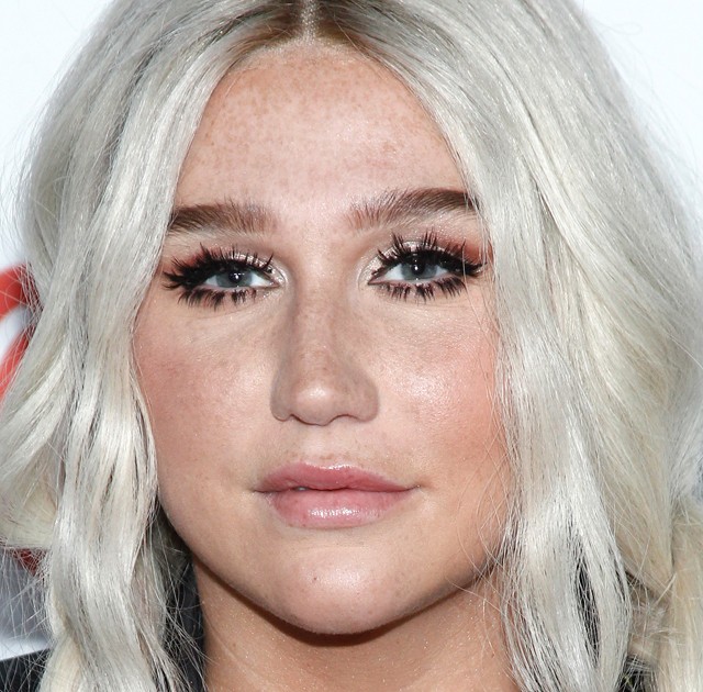 Kesha modern hippinek öltözött, de jól áll neki!