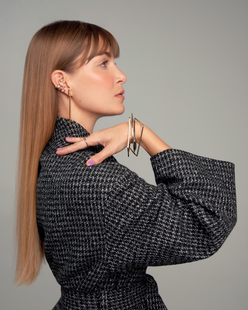 Kabát MANGO 49 995 Ft | Aranyozottezüst fülgyűrű THOMAS SABO 16 600 Ft | Dupla vonalú fülgyűrű ANIA HAIE – It’s Time Shop 7900 Ft | Ezüst fülgyűrű THOMAS SABO 13 400 Ft | Rövid, aranyozott ezüstfülbevaló ANIA HAIE – It’s Time Shop 13 900 Ft | Hosszú fülbevaló BABUSHKA 35 900 Ft | Ujjpercgyűrűk LEANEA – Wonderlab 5900 Ft/db | Ezüstgyűrű ANIA HAIE– It’s Time Shop 14 900 Ft | Cseppalakú és szögletes karperecek BABUSHKA 50 900 Ft