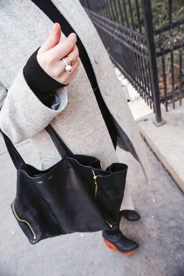 Saját tervezésű kabátban a divattervező