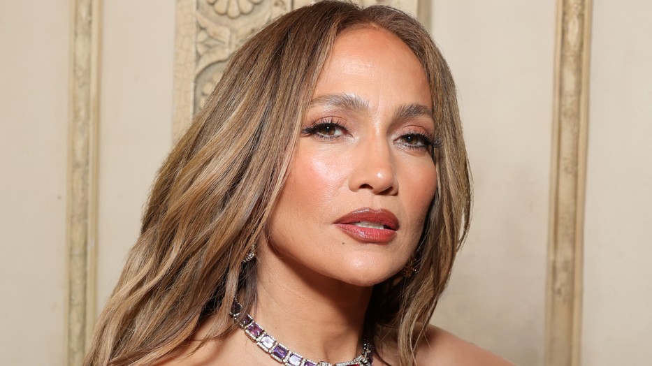 Jennifer Lopez ismét hatalmas feltűnést keltett a vörös szőnyegen