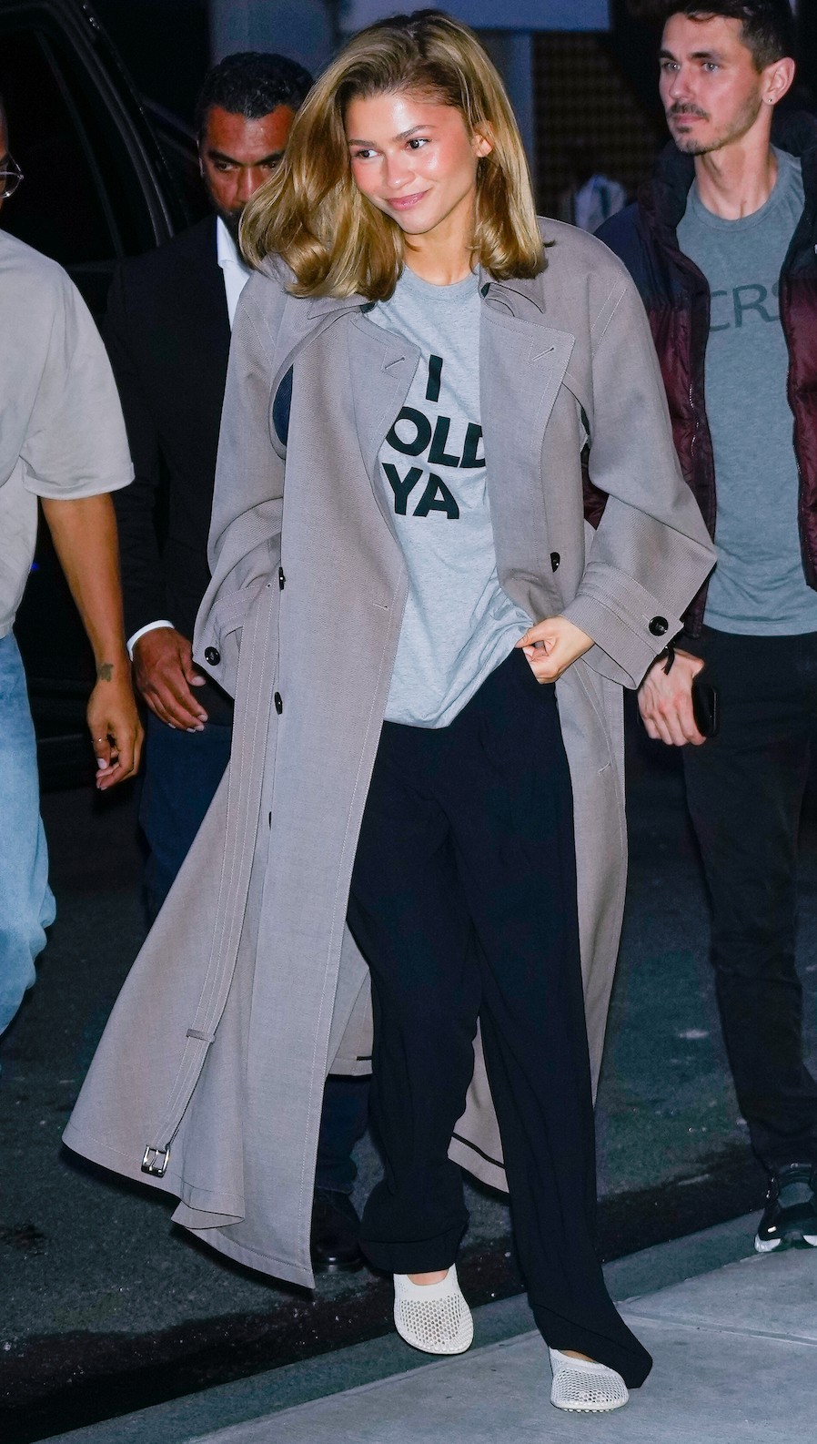 Zendaya - akárcsak Jennifer Lawrence - ugyanolyan lazán kombinálta kabáttal, bő nadrággal és balerinacipővel.