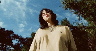 Billie Eilish zseniális kollaborációja alapdarabokkal rukkol elő