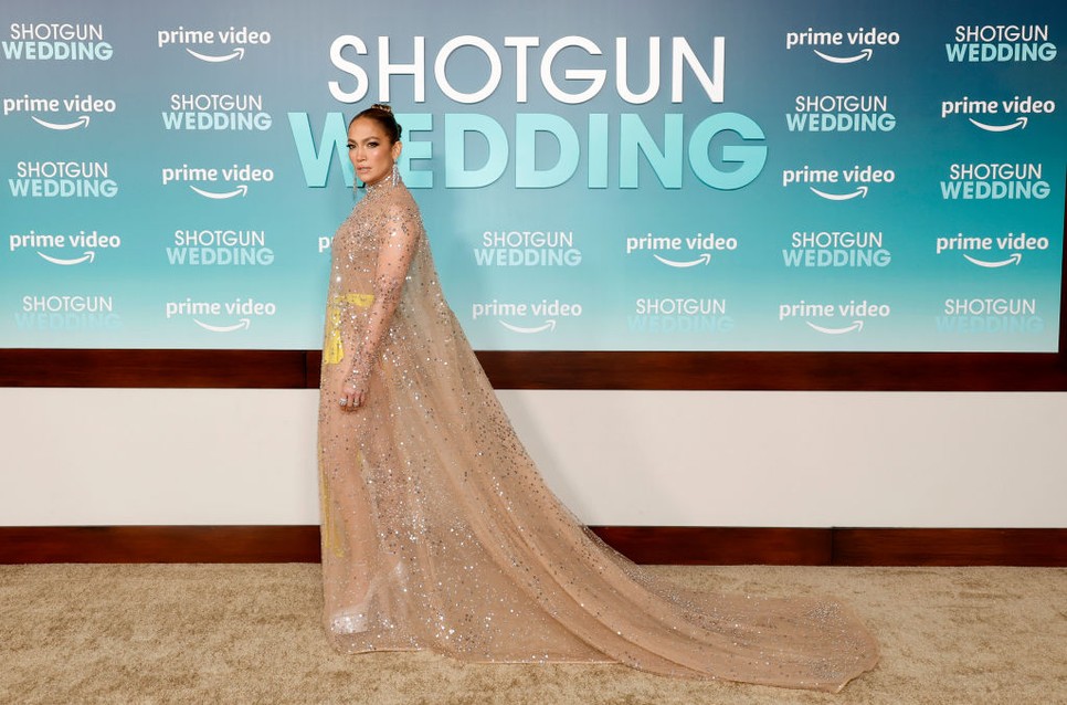 Lélegzetelállító: Jennifer Lopez áttetsző ruhában tündkölt 