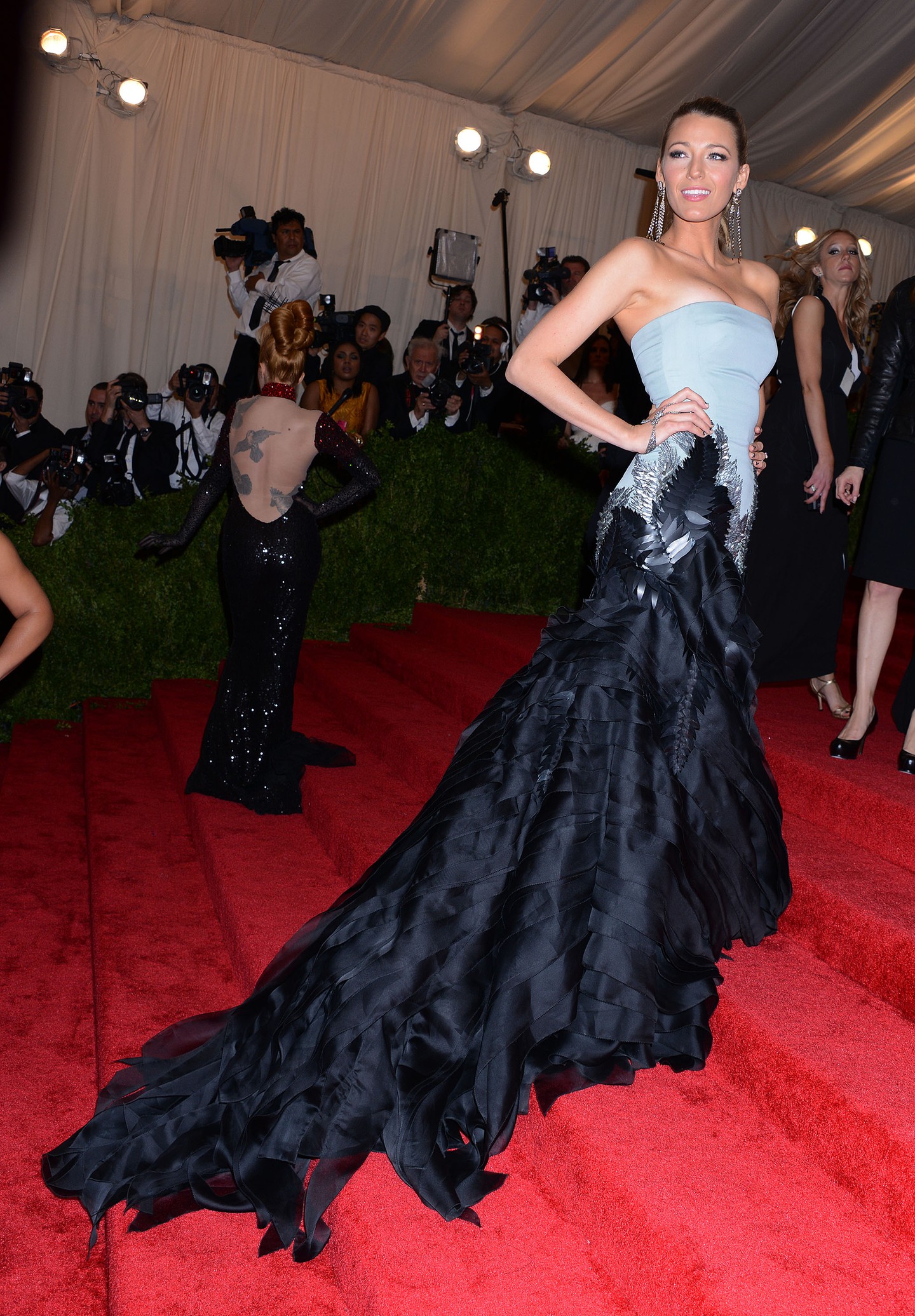 2013 - Blake Lively pánt nélküli, tollas Gucci ruhában tér vissza a Costume Institute "PUNK: Chaos to Couture" című kiállításra