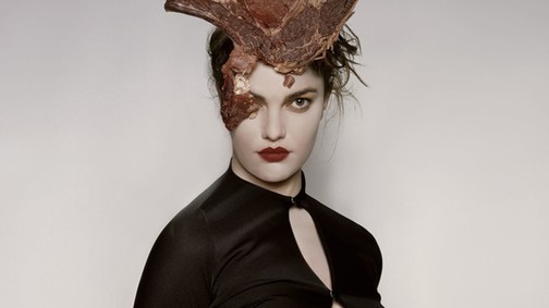 Vetkőzés disznófejjel és vérrel - Újabb szürreális divatanyag