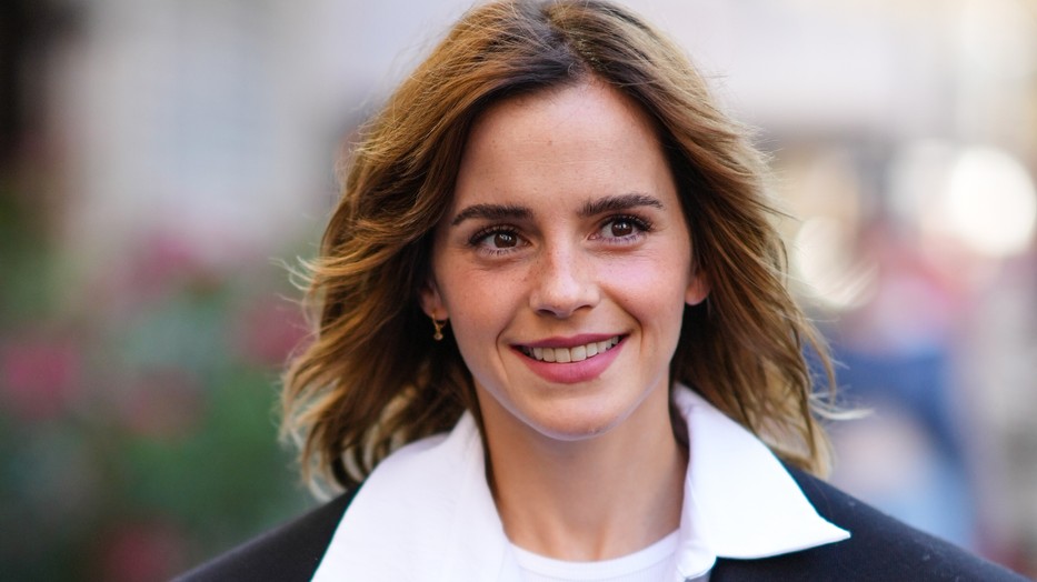 Emma Watson elképesztő szettben, vagány rövid frizurával tűnt fel a párizsi divathéten