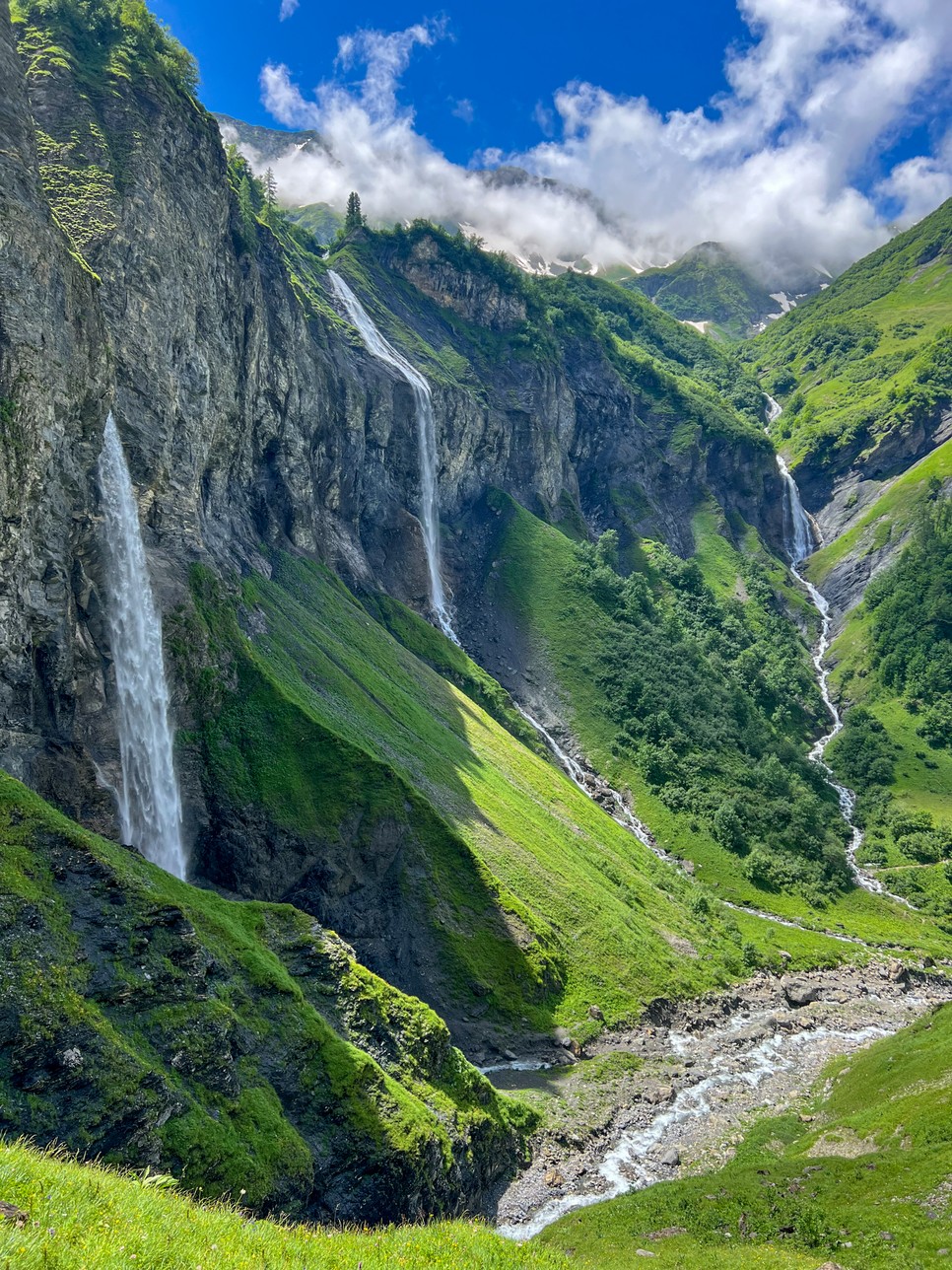 Svájc csodái közé tartozik a Wasserfall-Arena Batöni három állandó vízesése is, időszakosan, sok eső/olvadás után pedig öt vízesést láthatunk.
