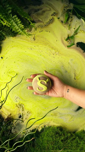 A LUSH legújabb Shrek tematikájú limitált kollekciójának egyik szuper kényeztető darabja ez a fürdőgolyó. Amellett, hogy elmerülhetsz és átadhatod magad a kényeztető pihenésnek még szórakozhatsz is egyet a mocsárrá alakult fürdővízen. Shrek Swamp fürdőbomba LUSH 3590 Ft/180 g 