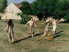 Cseke Tamással készítették a fotósorozatot, amiben három eltérő női karakter szerepel, és a tervező is megjelenik negyedikként közöttük