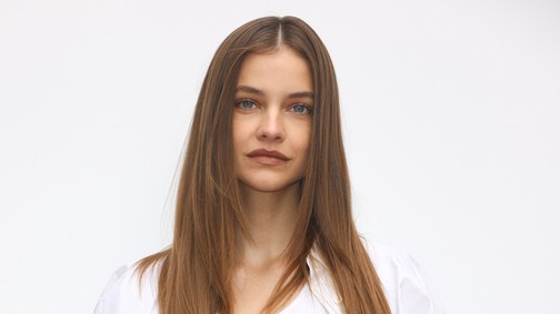 Egy szál farmerben fotózták Palvin Barbarát, felsőt sem viselt a magyar modell
