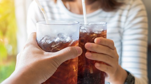 Igen, léteznek emberek, akik TEJJEL isszák a kólát