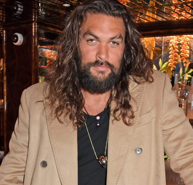 Jason Momoa Elvis Presley-ként egészen szürreális látvány