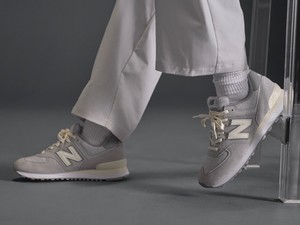 A szürke semleges, a szürke kiegyensúlyozott, a szürke kifinomult – szürke napok a New Balance-nál