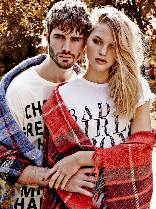 Rock it! A hétköznapok kedvence lehet egy sima feliratos póló, amit bármilyen kockás ruhával viselhetsz, az összhatás pedig kicsit rockos lesz!Anna: Póló ZARA 4995 FtGyapjú pléd RETROCK 9980 FtMárk: Póló ZARA 4995 Ft