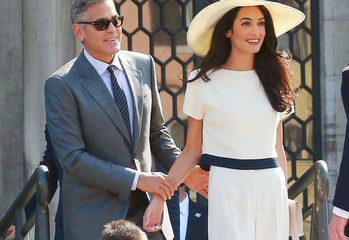 George Clooney felesége folyamatosan tarol! De mi a titka Amal Clooney sikerének? Divatszakértő elemezte a stílusát