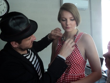 Mihalik Enikőt öltözteti épp a GLAMOUR fotózásán