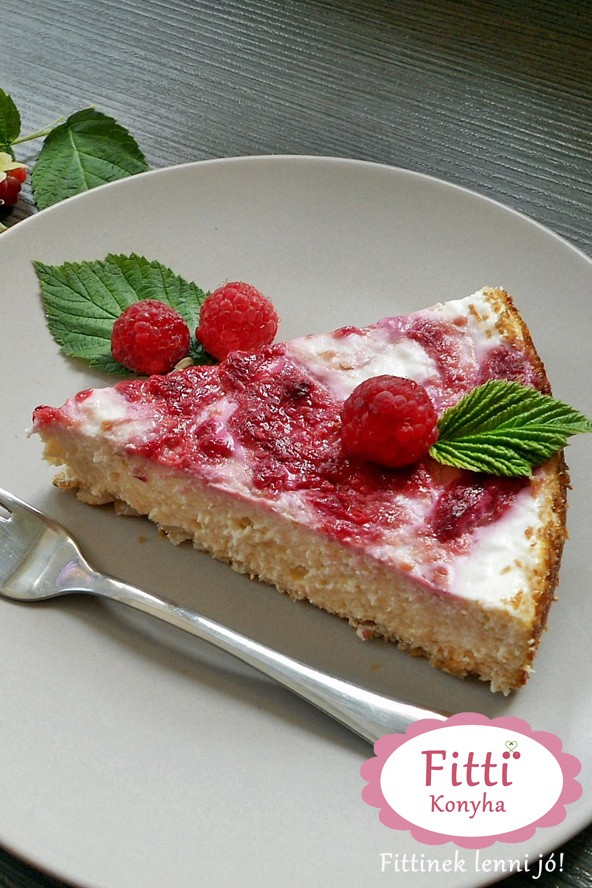 Málnaörvényes túrótorta