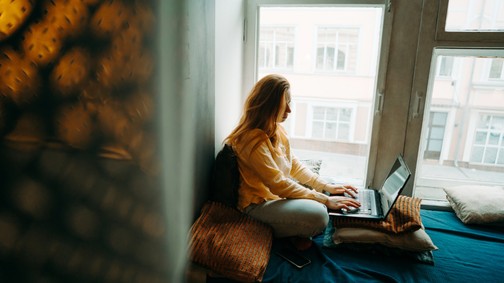 Elhunyt édesanyja AI-generált másolatával beszélget, mert képtelen őt elengedni - milyen veszélyekkel járhat, ha a technológia akadályozza a gyászmunkát?