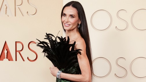 Demi Moore élete leglátványosabb ruháját viselte a 2026-os Oscar-gálán, tollak borították a testét