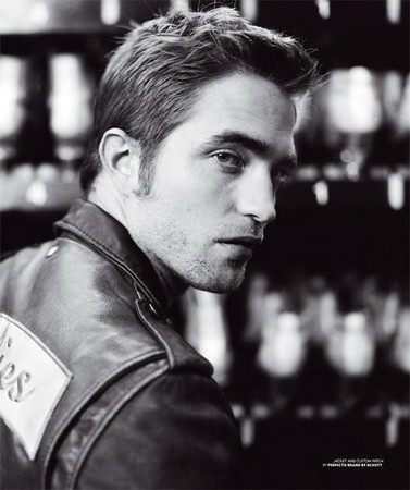Robert Pattinson profi stylinggal, és széttetovált karral