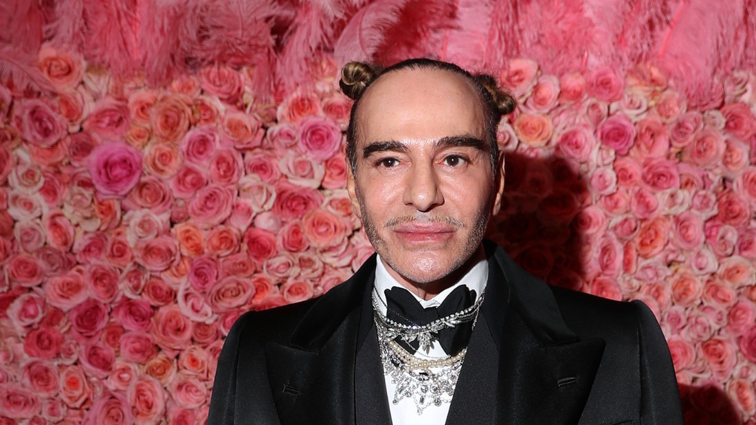 John Galliano a divat egyik legtehetségesebb, de legvitatottabb alakja, akit antiszemita botránya miatt 15 éve mellőz a szakma