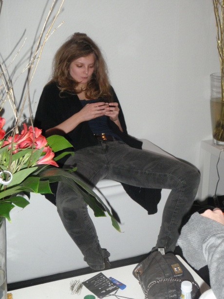 A BlackBerry Messenger őrület Enikőt is magával ragadta, le sem teszi a telefonját. :)