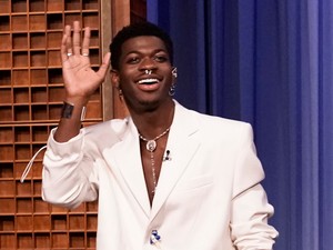 Nem volt senki merészebb, inspirálóbb és szórakoztatóbb a vörös szőnyegen 2021-ben ennél a férfinál