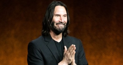 Keanu Reeves félmeztelenül élvezi a hajókázást, és nem is akárhol