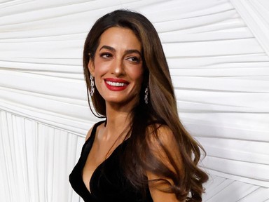 Amal Clooney csipkés meztelenruhája valami álomszép, merész, mégis kifinomult