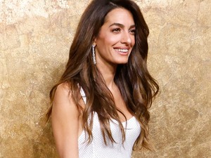 Amal Clooney meztelenszoknyában keltett feltűnést, elképesztően elegánsan viselte