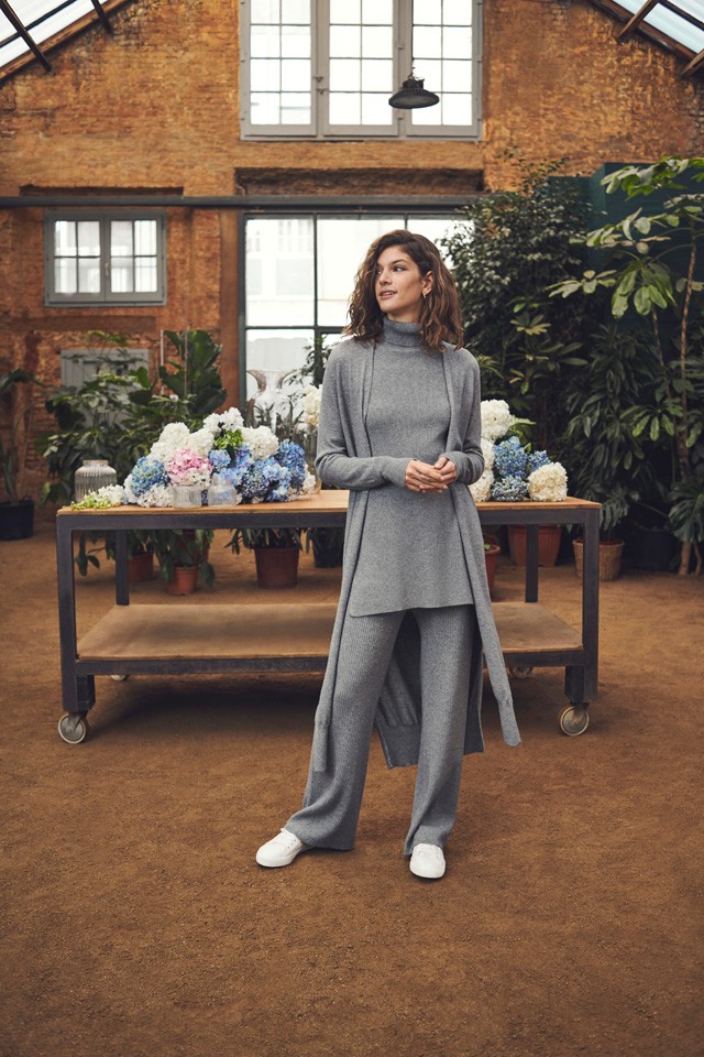 F&Fszürke kardigán: 5990, szürke nadrág: 5990, garbó: 5490