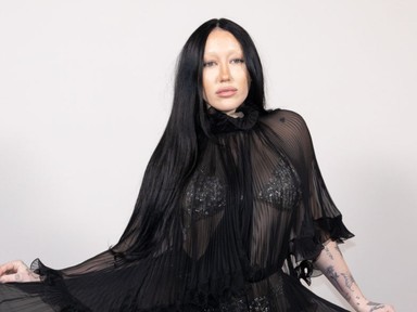 Noah Cyrus nyakláncot használt melltartóként, és minden joga megvan hozzá