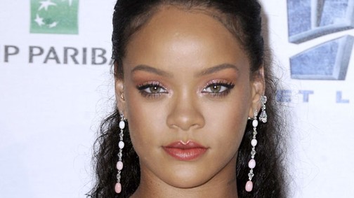 Rihanna ízlése sikoltva elmenekült, újabb teljesen előnytelen ruhában a sztár