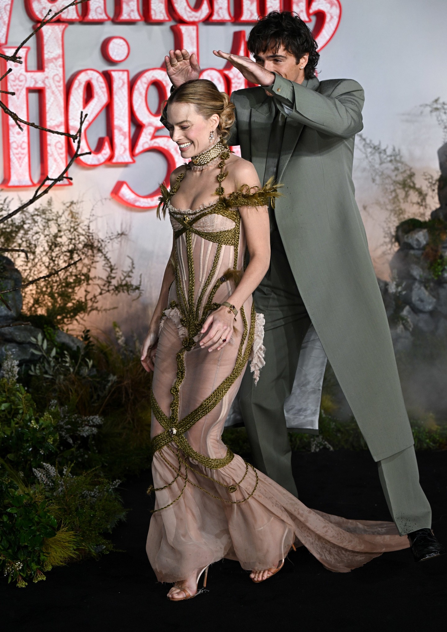 Jacob elképesztően udvarias a színésznővel - a londoni bemutatón a feje fölé tette a kezét, hogy megvédje az esőtől. 