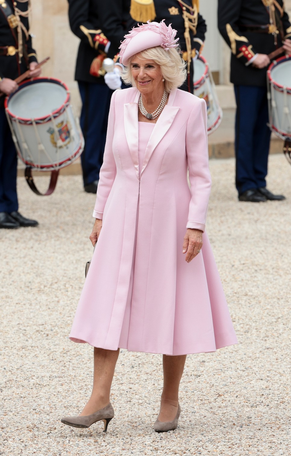 Kamilla királyné tetőtől talpig rózsaszínben érkezett Párizsba