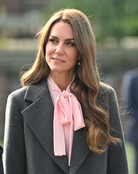 Amikor pedig Southportban tett látogatást, elegáns, szürke kabátja alatt egy bájos, rózsaszín felsőt viselt, melynek nyakrészét szintén egy óriási masni díszítette. 