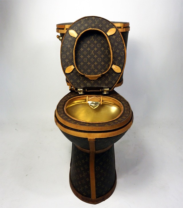 Illma Gore Louis Vuitton táskákból készített vécéje