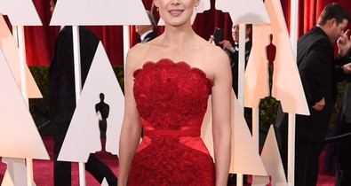 Rosamund Pike a legszebb vörös ruhában az Oscar gálán