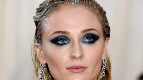 A Met gála óriási Trónok harca momentuma: Stark testvérek találkozása