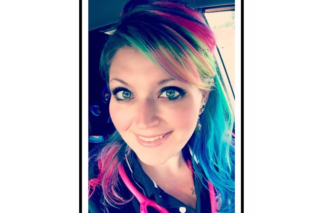 nővér, facebook, szivárvány színű haj, színes haj, ápolás