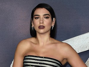 Hú, Dua Lipa bugyivillantó szettje, nagyon forró